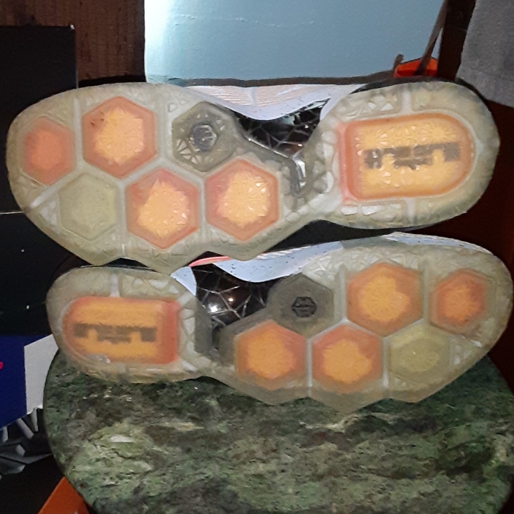 Lebron 12 Easter - Picture 2 of 9